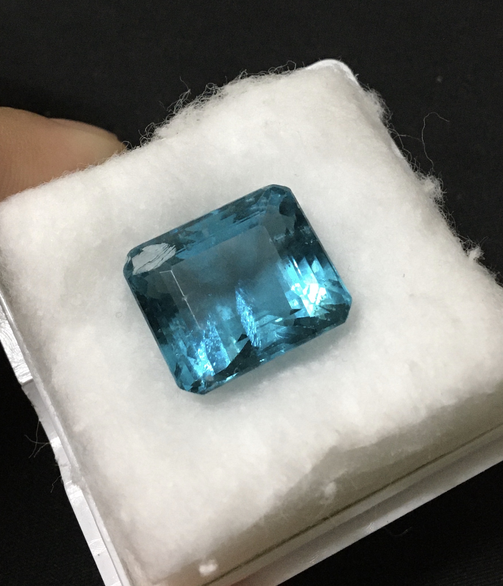 (มาใหม่จ้า)ฟลูออไรด์แท้ 21 กะรัต เม็ดโต สีเขียวอมฟ้าน้ำทะล เนื้อใสไฟสวยเด่น ไม่พอใจยินดีคืนเงิน