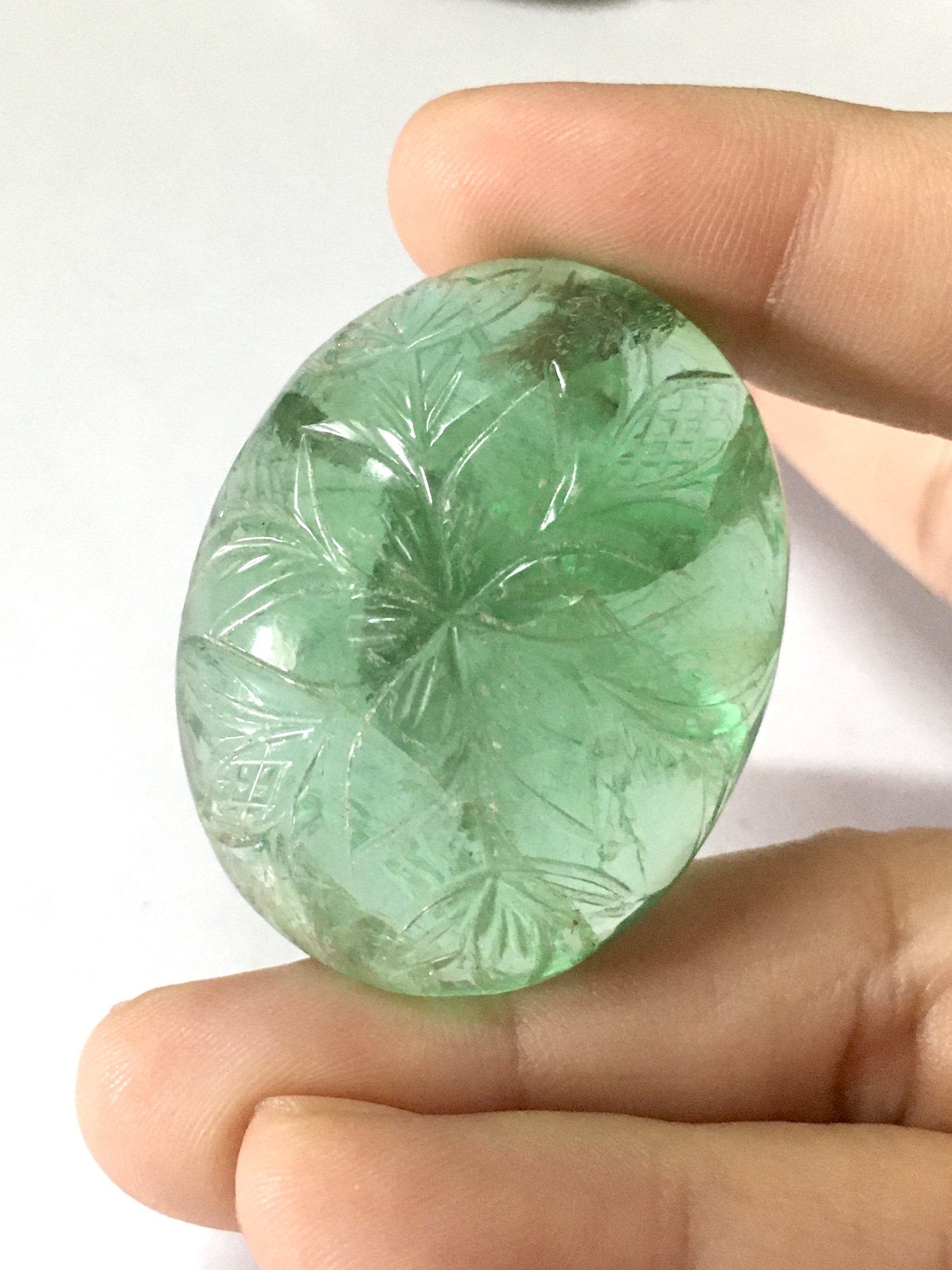 (Big size) FLUORITE ฟลูออไรท์ แท้ 147 กะรัต เม็ดโต สีเขียวโทนหวานๆ แกะลายดอกไม้หน้าหลัง งานมือหายาก มีตำหนิในเนื้อตามธรรมชาติ