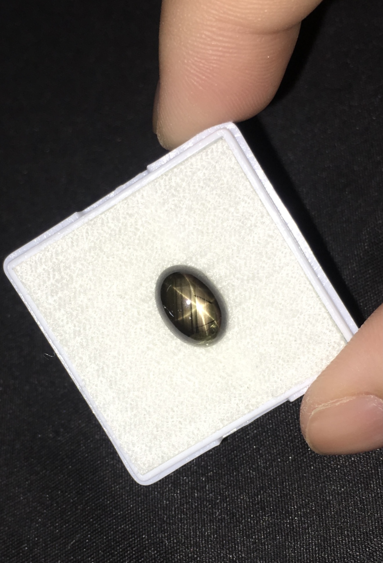 BLACK STAR SAPPHIRE แบล็คสตาร์แซฟไฟร์ 2.38 กะรัต สวยสว่าง ขาชัดคมค่ะ