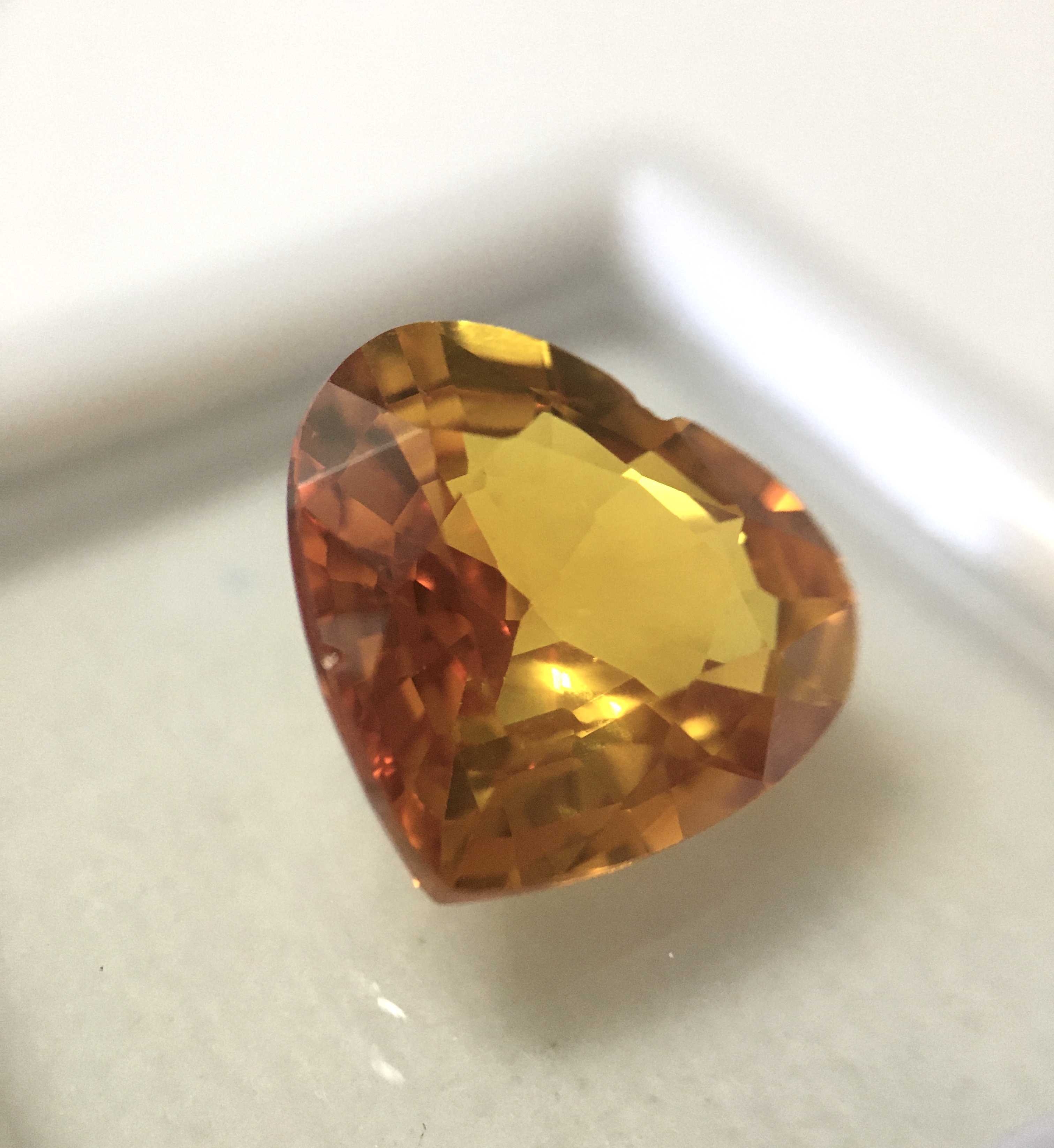 บุษราคัม โคลนนิ่ง 6.7 กะรัต พลอยสังเคราะห์เนื้อแข็ง ทรงหัวใจ เหลี่ยมคมเนื้อสวยจัด ไฟดีม๊าก