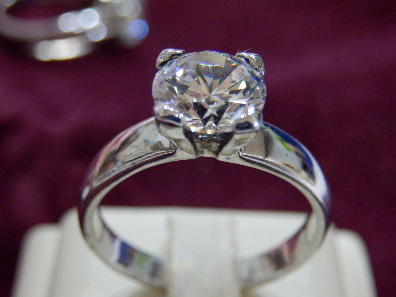 (ลดครึ่งราคา)v2207แหวนเพชรชูขนาด 8 มม.น้ำงาม เพชรโคลนนิ่ง สวยเหมือนจริง ราคาเบาหวิว