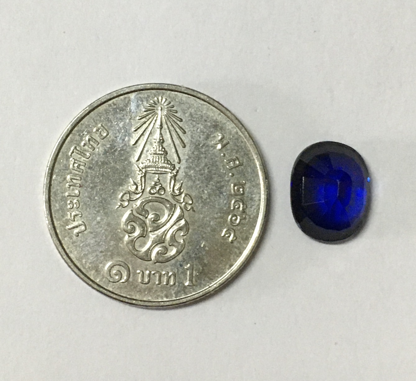 SYNTHETIC BLUE SAPPHIRE ไพลินสังเคราะห์ 2.9 กะรัต สีน้ำเงินกำมะหยี่สวย ขนาดกำลังดี