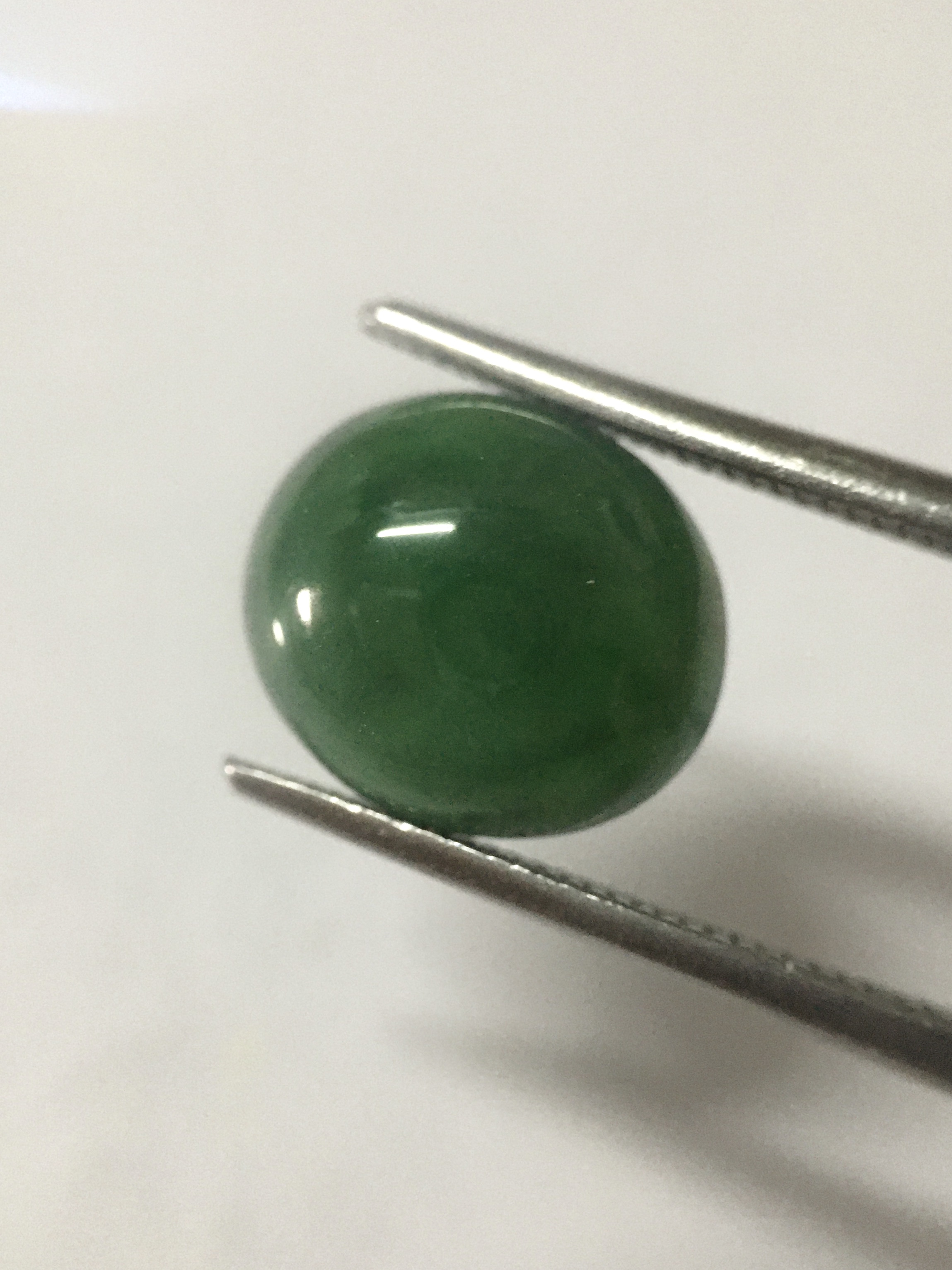 JADE หยกแท้ 3.15 กะรัต หยกพม่าสีสวยจัด เนื้อปัดเงาสวย ขนาดกำลังดี