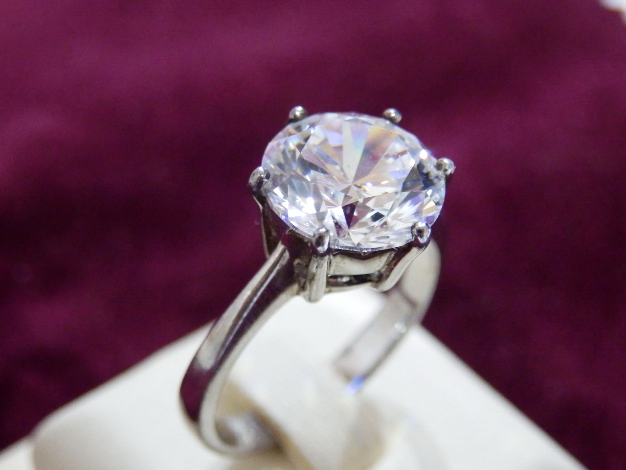 (ลดครึ่งราคา)v14601แหวนเพชรชูขนาด 10 มม.น้ำงาม เพชรโคลนนิ่ง สวยเหมือนจริง ราคาเบาหวิว