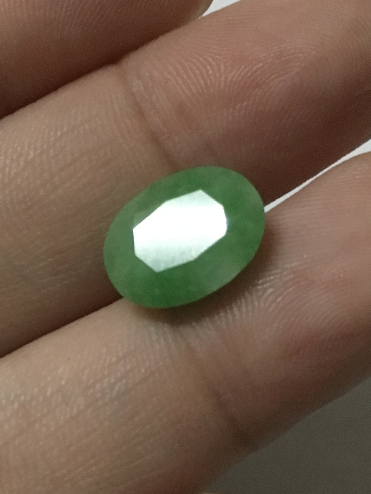 JADEITE หยกแท้ 4 cts. เจียรเหลี่ยมเนื้อดี สีน่ารัก ใช้งานได้ทั้งสองด้าน