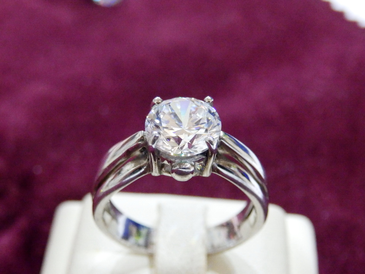 (ลดครึ่งราคา)V14602แหวนเพชรชูขนาด 8 มม.น้ำงาม เพชรโคลนนิ่ง สวยเหมือนจริง ราคาเบาหวิว