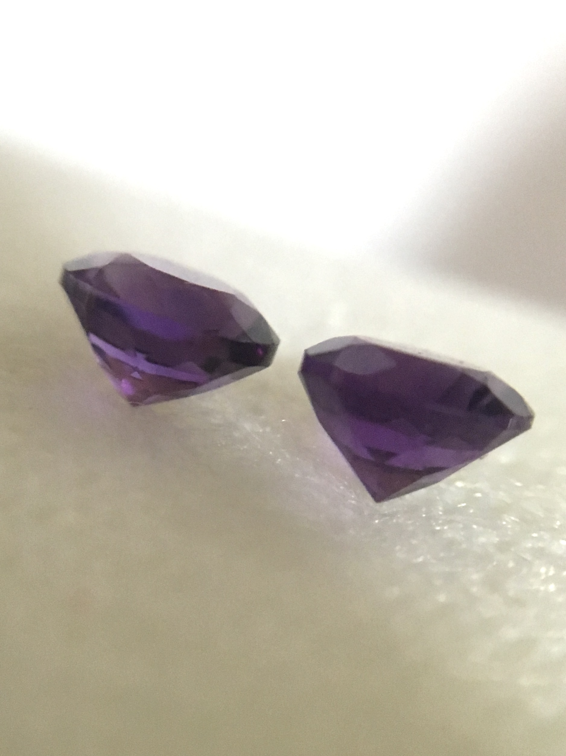 AMETHYST อเมทิสต์ แท้ 2 เม็ด 0.86 กะรัต จับคู่สำหรับทำต่างหู สีสวยสดมาก สวยมากค่ะ