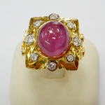 n221แหวนทับทิมสีหวาน ประดับเพชรบนตัวเรือนลายไทย สวยใหญ่ไม่เหมือนใคร ใส่ได้ทั้งชายหญิงค่ะ