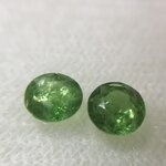 TSAVOLITE ซาโวไลต์หรือโกเมนเขียว แท้ 2 เม็ด 1.22 กะรัต พลอยดิบ สีสดเลิศสุด