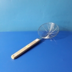 ตะแกรงขดลวด-สแตนเลส ด้ามไม้ ขนาด 22 ซ.ม